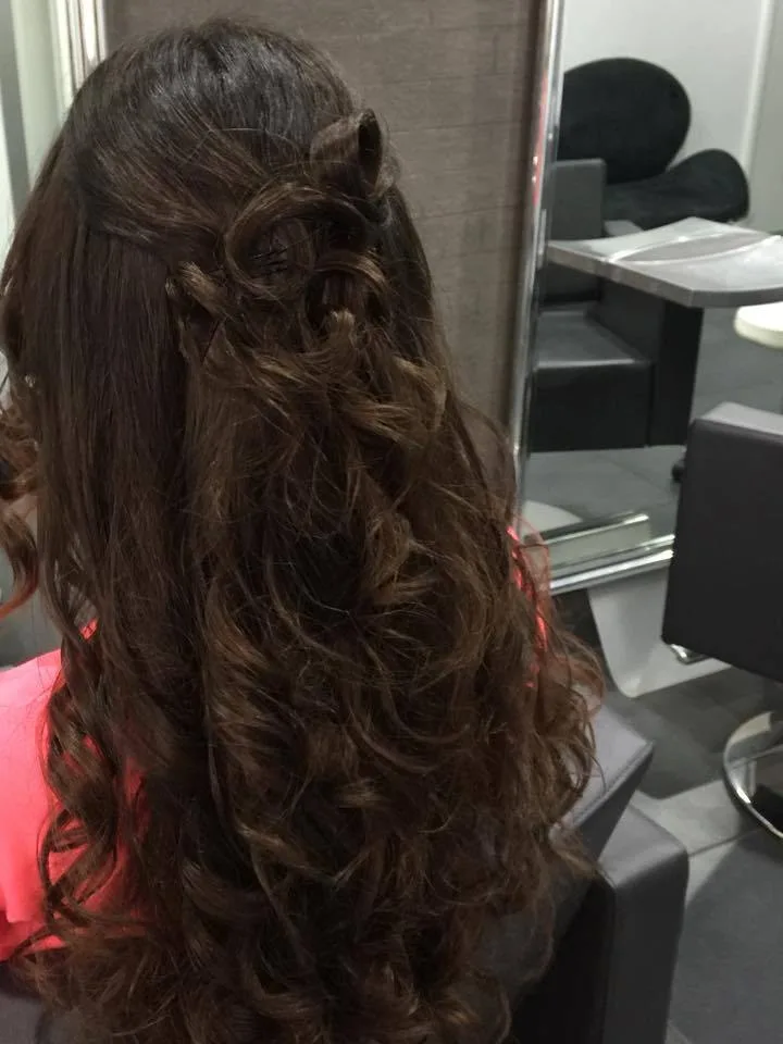 Acconciatura semiraccolta con boccoli su capelli castani