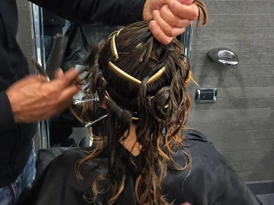 Taglio su capelli bagnati divisi con i pettinini